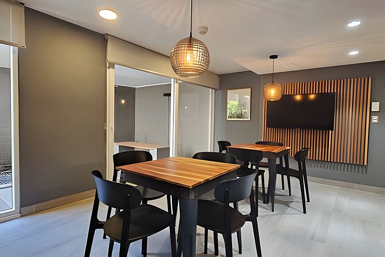 Apartment with A/C steps from Movistar Arena.