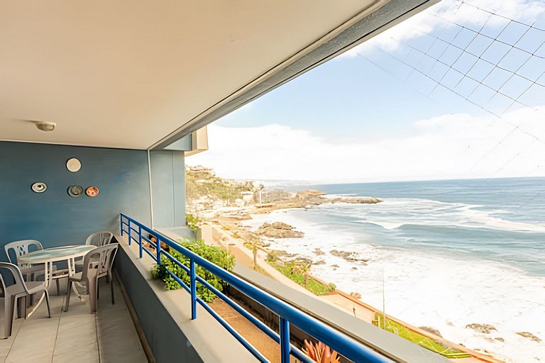 Apartamento com piscina e quadras esportivas, em frente à Pl