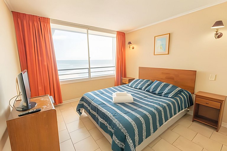 Apartamento com piscina e quadras esportivas, em frente à Pl