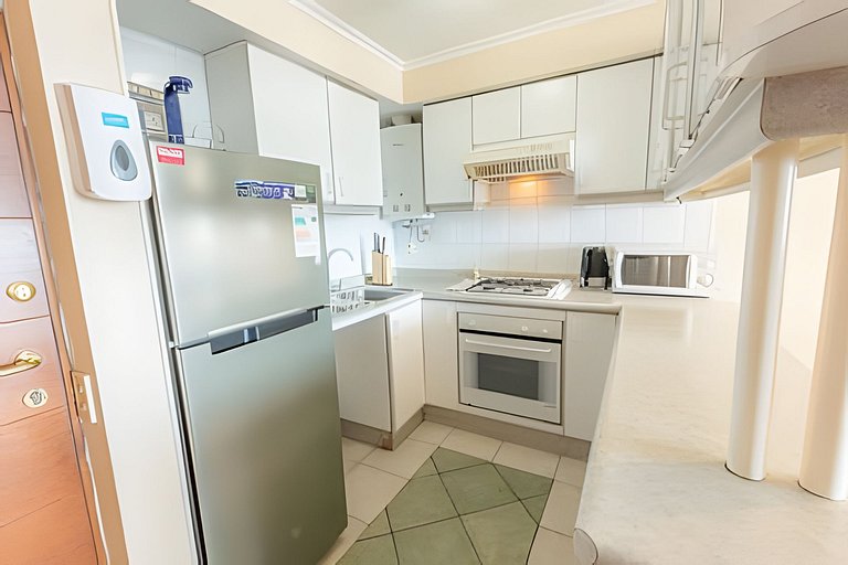 Apartamento com piscina e quadras esportivas, em frente à Pl