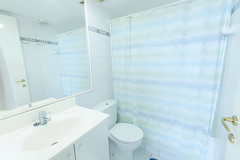 Apartamento com piscina e quadras esportivas, em frente à Pl