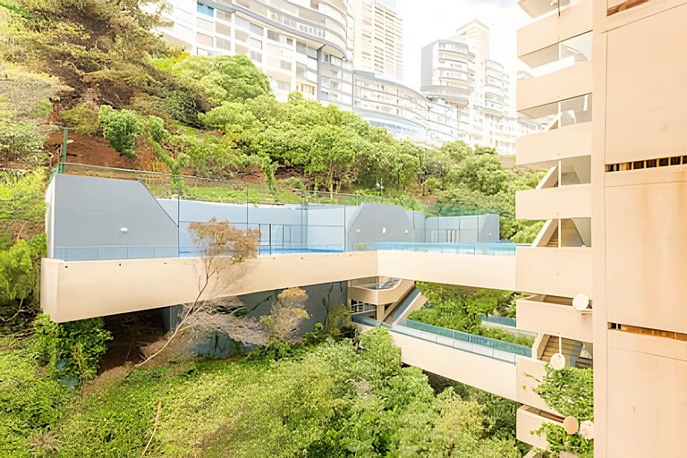 Apartamento com piscina e quadras esportivas, em frente à Pl