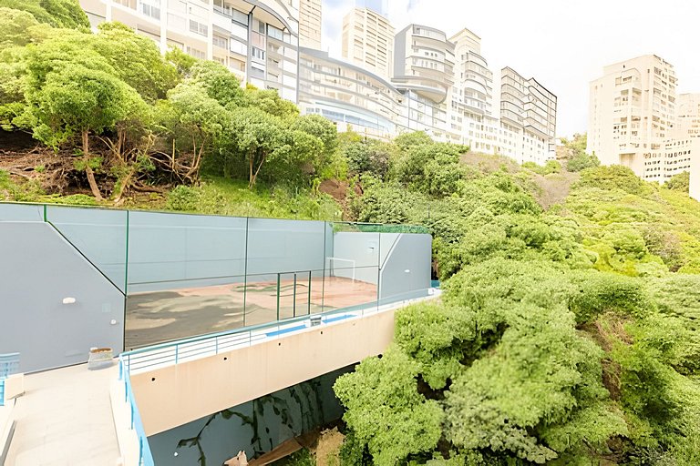 Apartamento com piscina e quadras esportivas, em frente à Pl