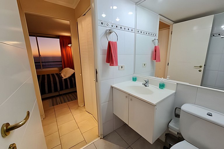 Apartamento com piscina e quadras esportivas, em frente à Pl