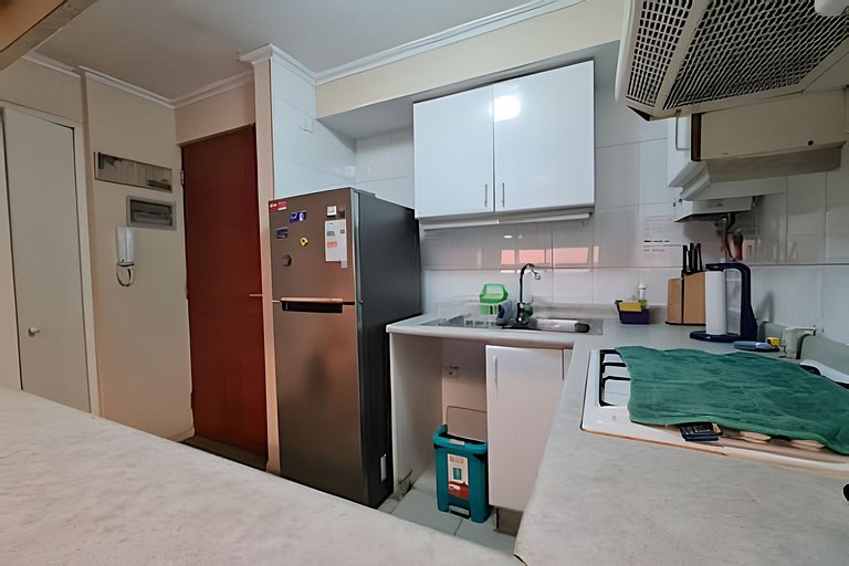 Apartamento com piscina e quadras esportivas, em frente à Pl