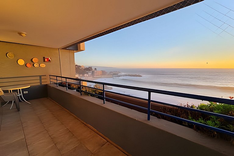 Apartamento com piscina e quadras esportivas, em frente à Pl