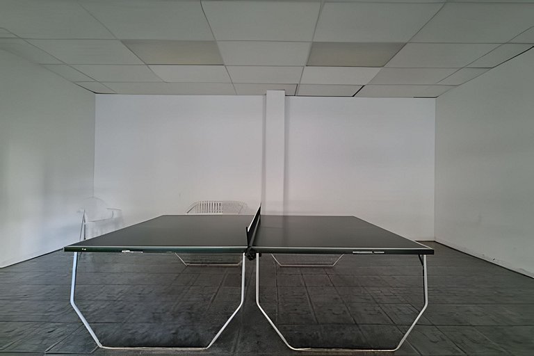 Apartamento com piscina e quadras esportivas, em frente à Pl