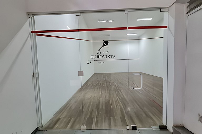 Apartamento com piscina e quadras esportivas, em frente à Pl