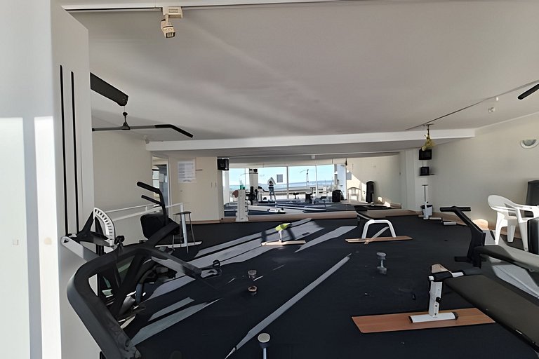 Apartamento com piscina e quadras esportivas, em frente à Pl