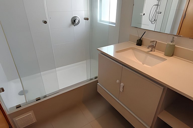 Apartamento amplo e moderno de frente para o mar