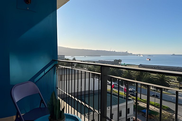 Apartment with ocean view, steps from Muelle Barón.