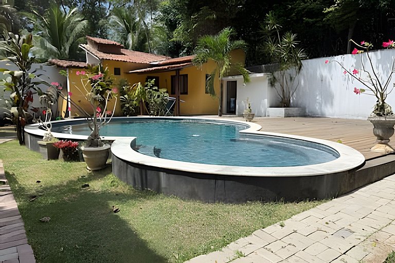 Guesthouse with a pool and tropical surroundings, Pipa