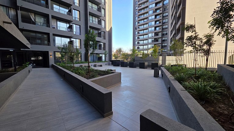 Apartment steps from Mall Florida Center.