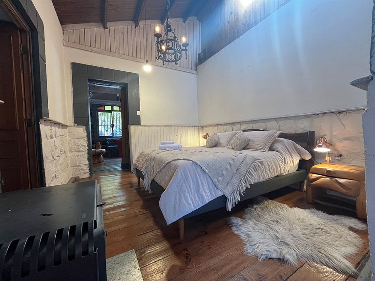 Spacious house with a pool and hot tub, Cajón del Maipo.