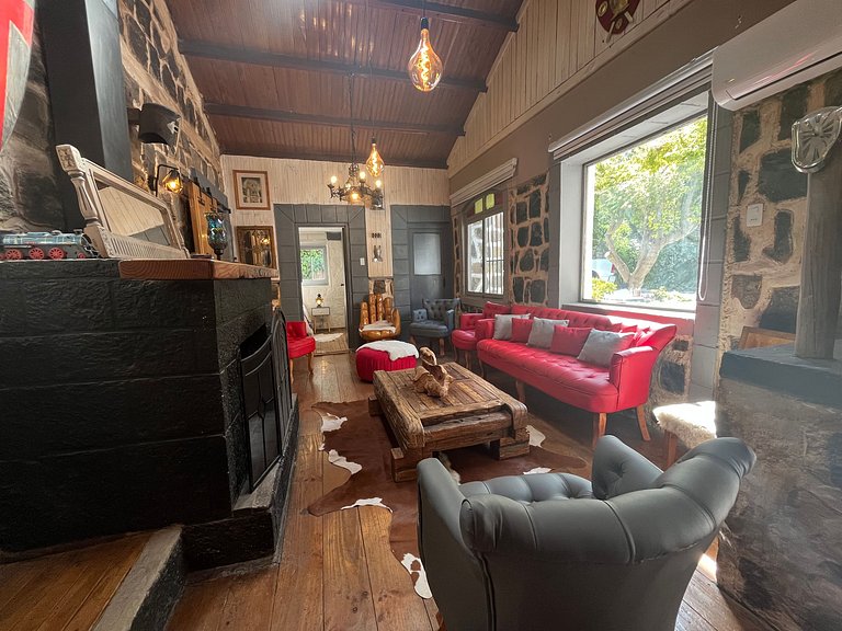 Spacious house with a pool and hot tub, Cajón del Maipo.