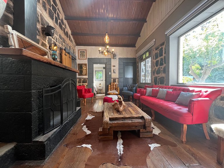 Spacious house with a pool and hot tub, Cajón del Maipo.