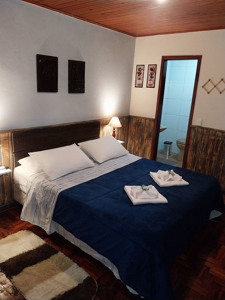 Chalet with a pool in a natural setting, Maringá.