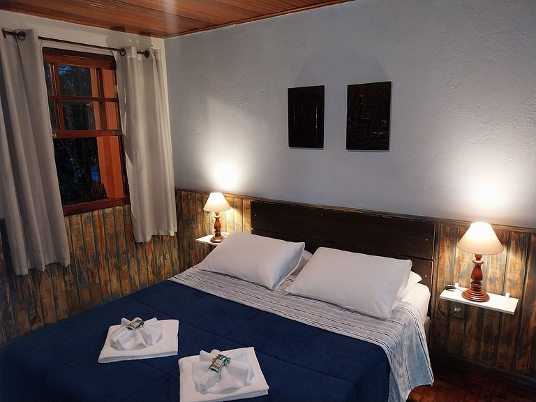 Chalet with a pool in a natural setting, Maringá.