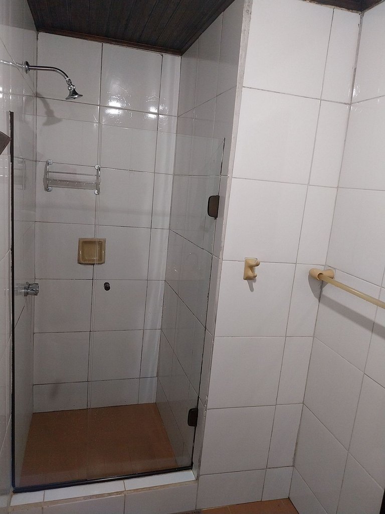 Chalet with a pool in a natural setting, Maringá.