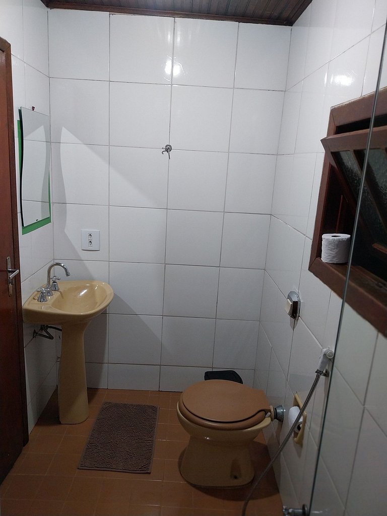 Chalé com piscina em ambiente natural, Maringá.