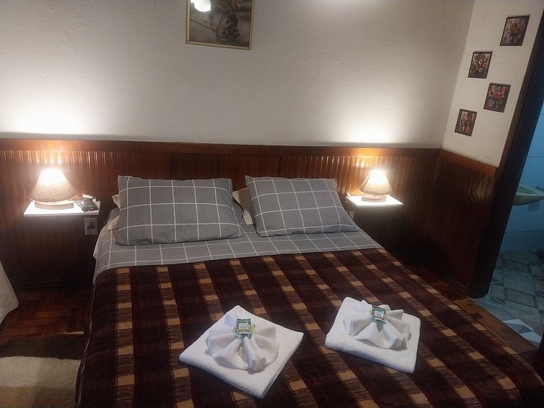 Chalet surrounded by nature with a pool, Maringá.