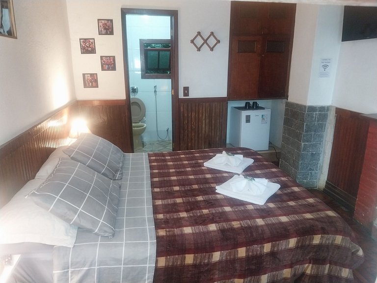 Chalet surrounded by nature with a pool, Maringá.