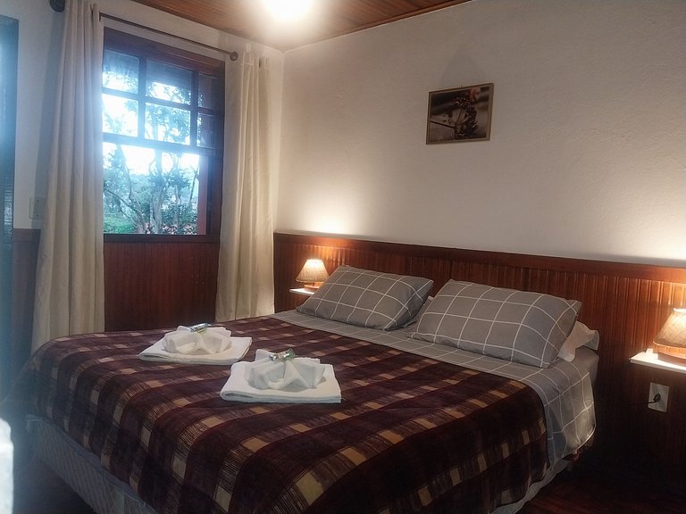 Chalet rodeado de naturaleza con piscina, Maringá.