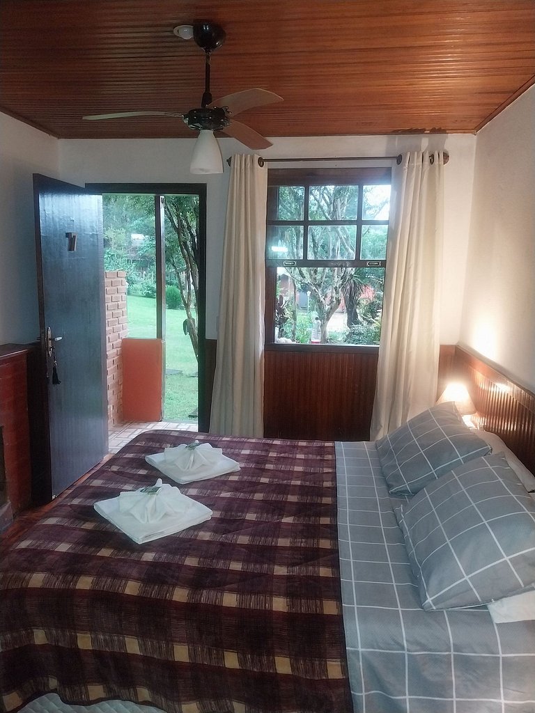 Chalet surrounded by nature with a pool, Maringá.