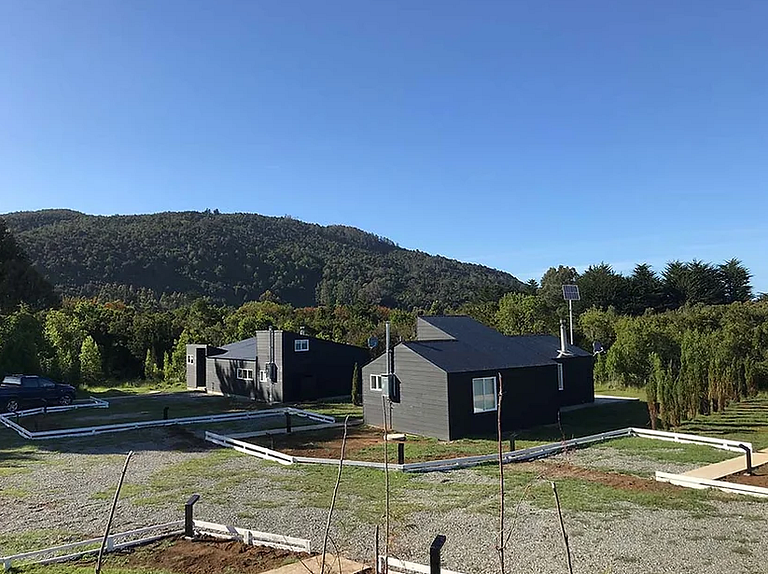 Cabin with green areas, steps from the sea, Curanipe.