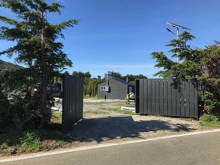 Cabin with green areas, steps from the sea, Curanipe.