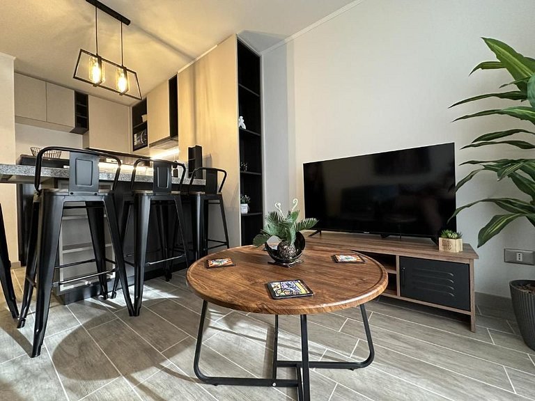 Apartment facing Club Hípico and steps from Parque O'Higgins