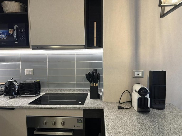 Apartment facing Club Hípico and steps from Parque O'Higgins