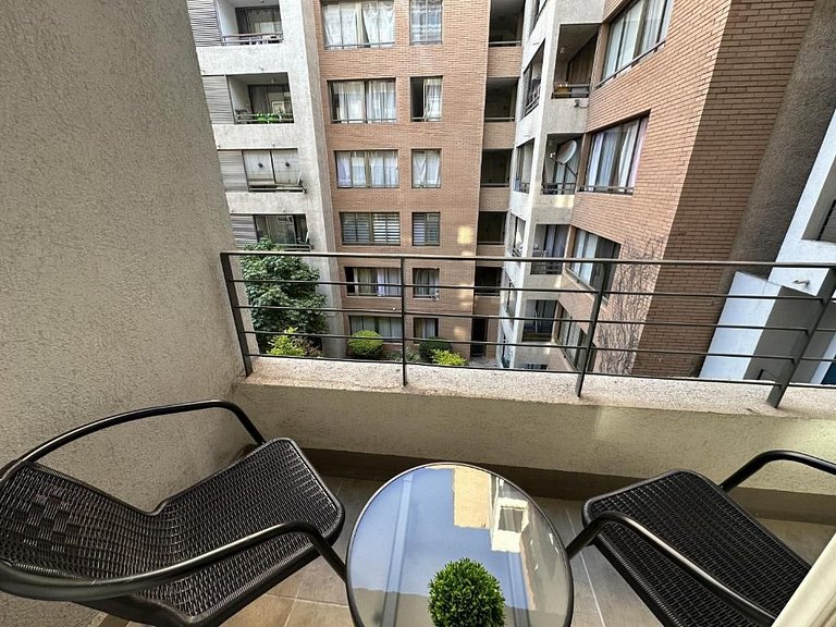 Apartment facing Club Hípico and steps from Parque O'Higgins
