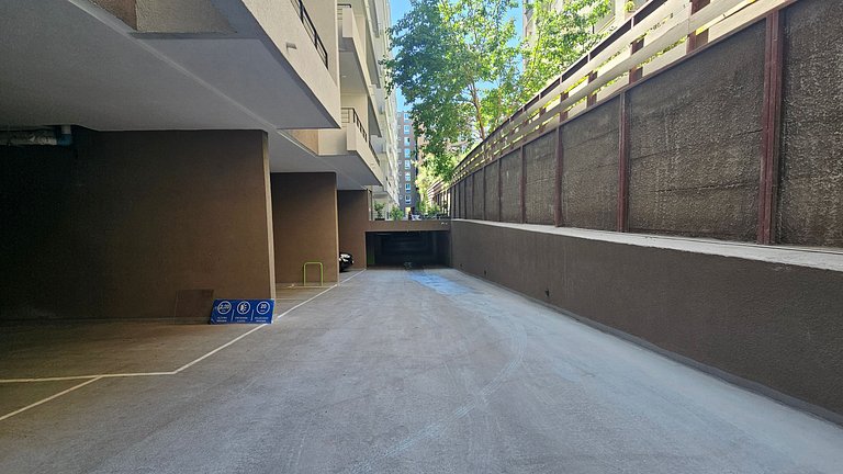 Apartment facing Club Hípico and steps from Parque O'Higgins