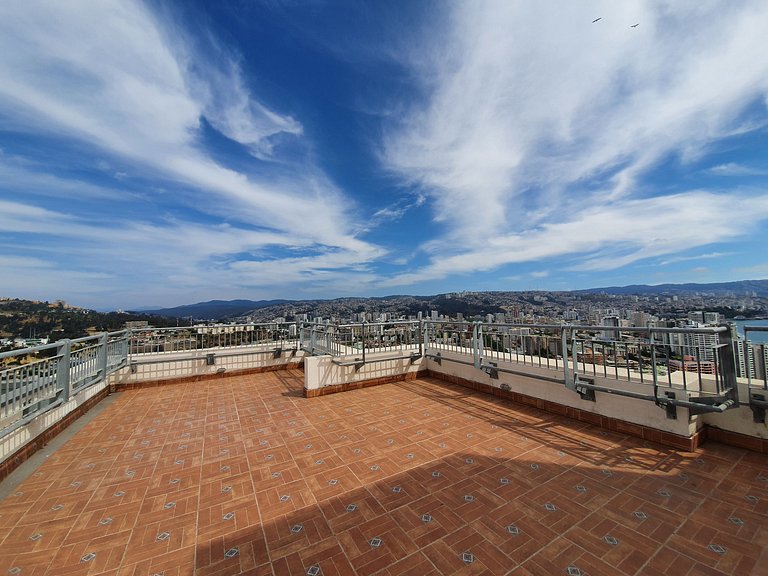 Apartment with parking, steps from the sea and Mall Marina.