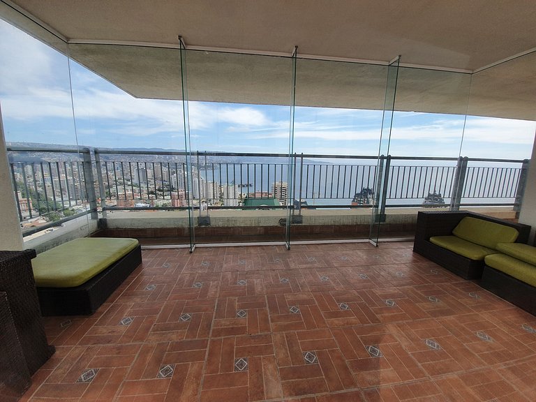 Apartamento com estacionamento, a passos do mar e do Mall Ma