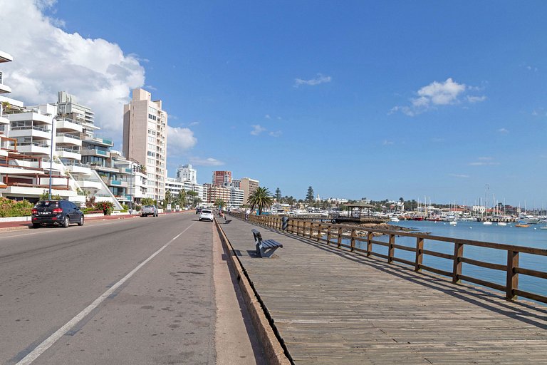 Apartment with a view of Mahilos Pier, Punta del Este.