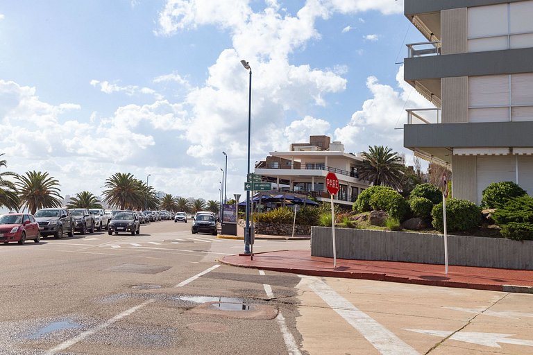 Apartment with a view of Mahilos Pier, Punta del Este.