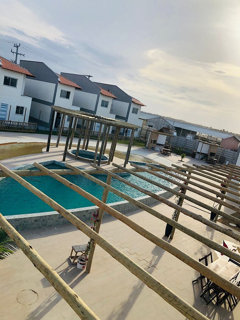 Casa em condomínio com acesso à piscina e churrasqueira, Mar