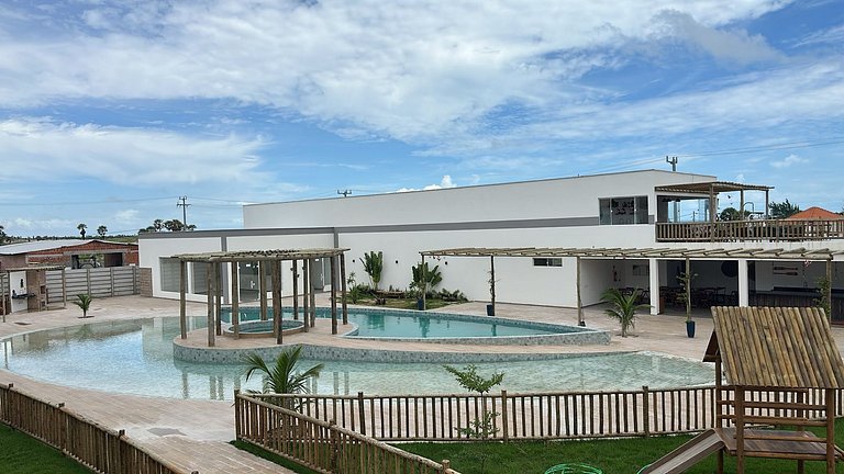 Casa em condomínio com acesso à piscina e churrasqueira, Mar