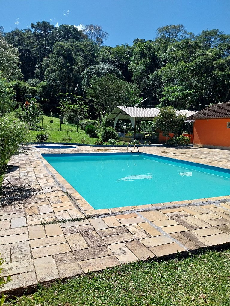 Chalet rodeado de naturaleza con piscina, Maringá.
