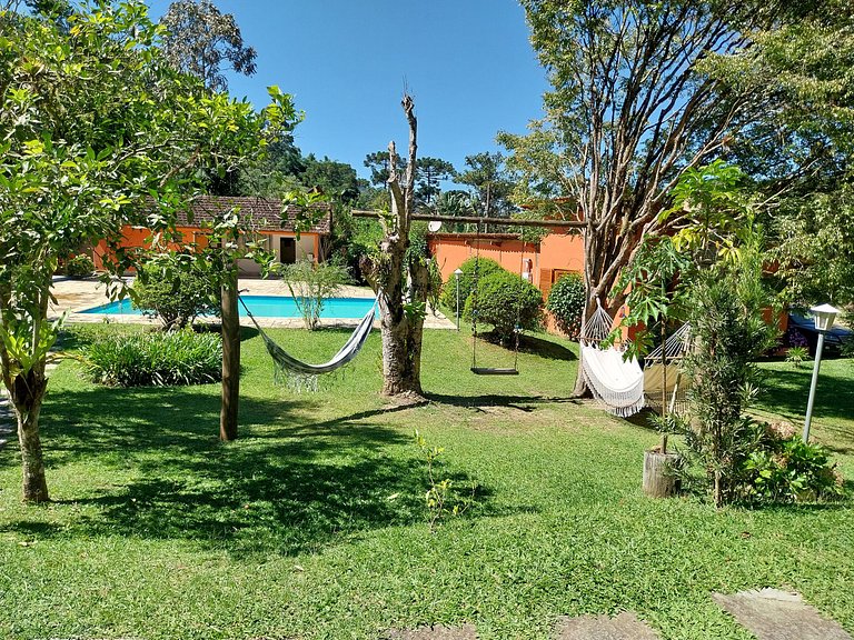 Chalet surrounded by nature with a pool, Maringá.