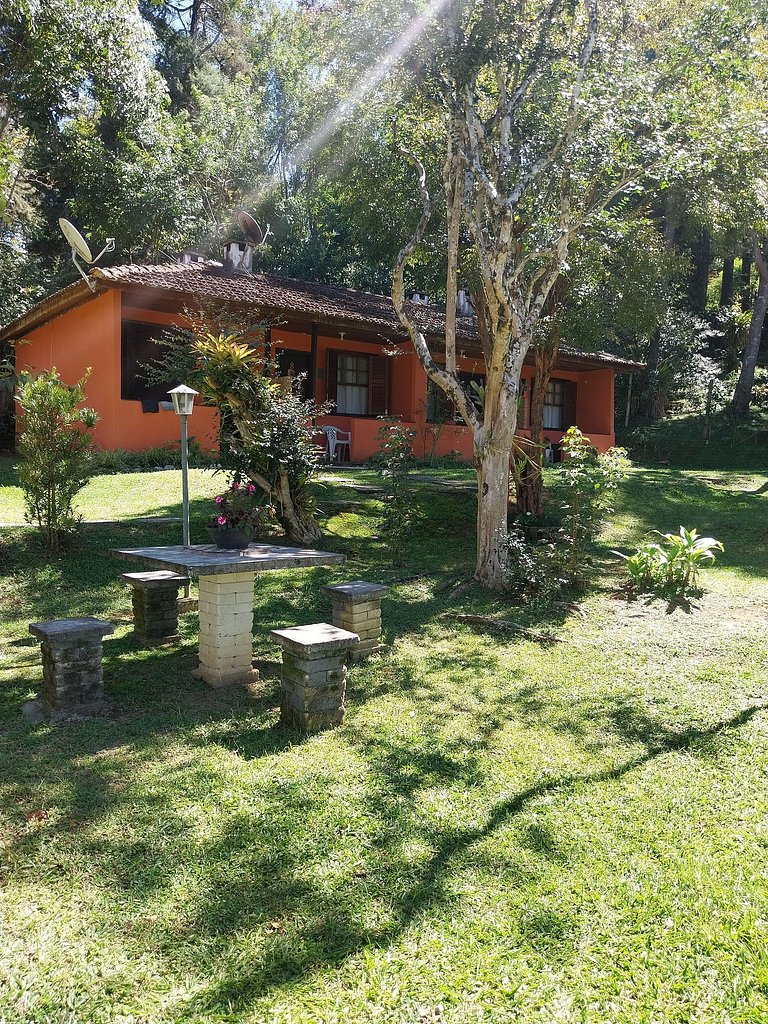 Chalet surrounded by nature with a pool, Maringá.