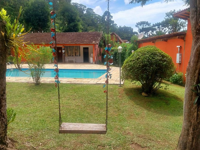 Chalé com piscina cercado pela natureza, Maringá.