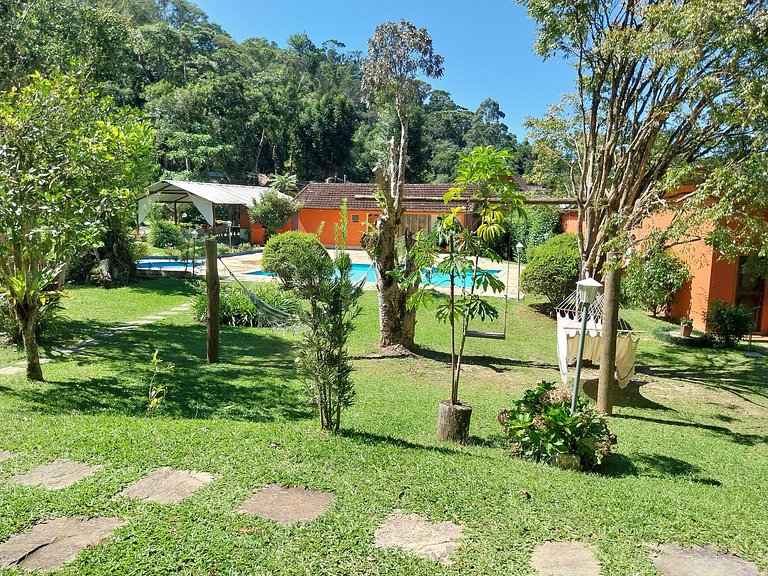 Chalet with a pool surrounded by nature, Maringá.
