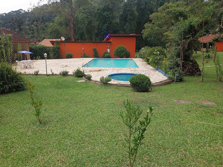Chalé com piscina cercado pela natureza, Maringá.