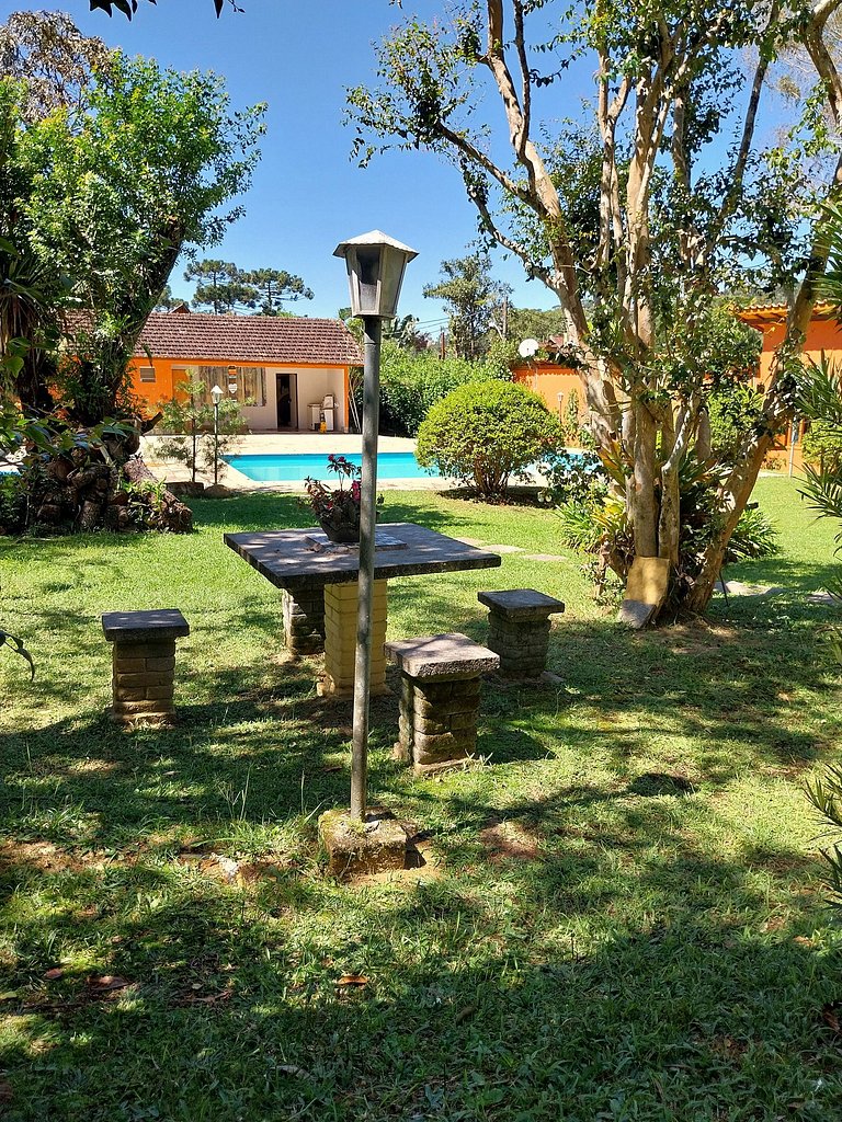 Chalet in a natural setting with a pool, Maringá.