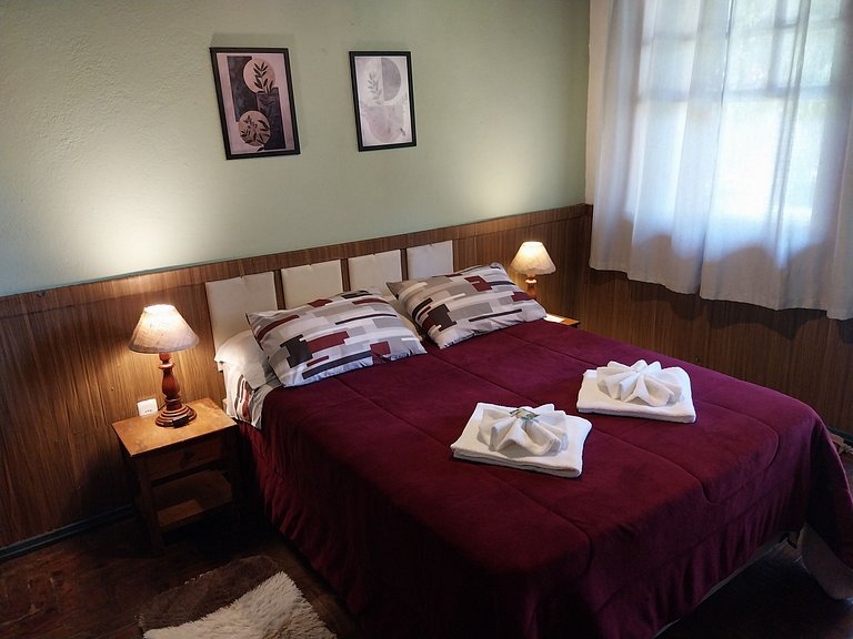 Chalet in a natural setting with a pool, Maringá.