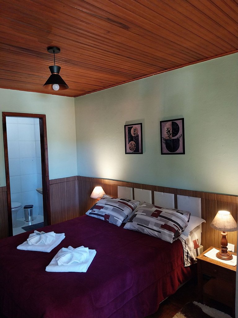 Chalet in a natural setting with a pool, Maringá.