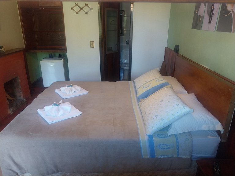 Chalet with a pool surrounded by nature, Maringá.